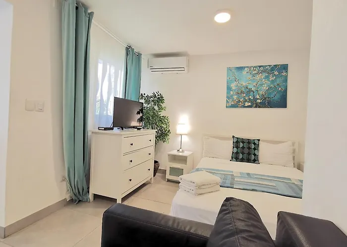 Deluxe Queen Studio